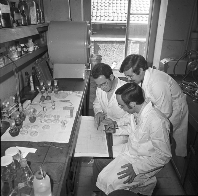 Klaus Peseke mit den kubanischen Doktoranden Nilo Castañedo und Miguel Aguila im Jahr 1977 (Foto: Institut für Chemie).