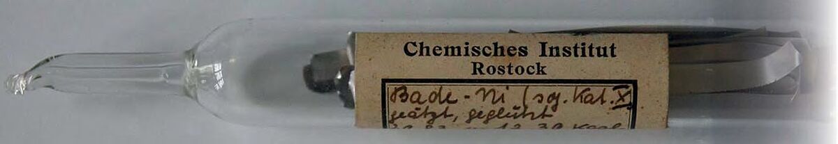 Von oder nach Heinz Bade hergestellte Probe von geätztem und geglühtem Nickel (Foto: U. Bentrup).
