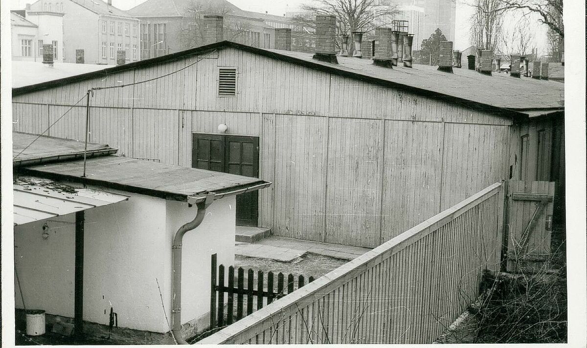 Blick auf die Laborbaracke um 1975 (Foto: Sammlung des Instituts für Chemie)