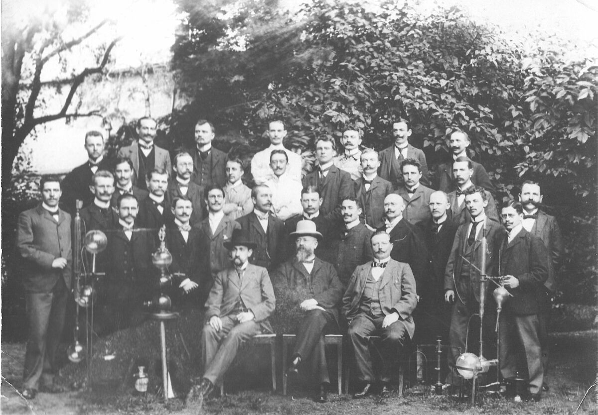 August Michaelis (vorn in der Mitte) im Kreise seiner Mitarbeiter (1903)