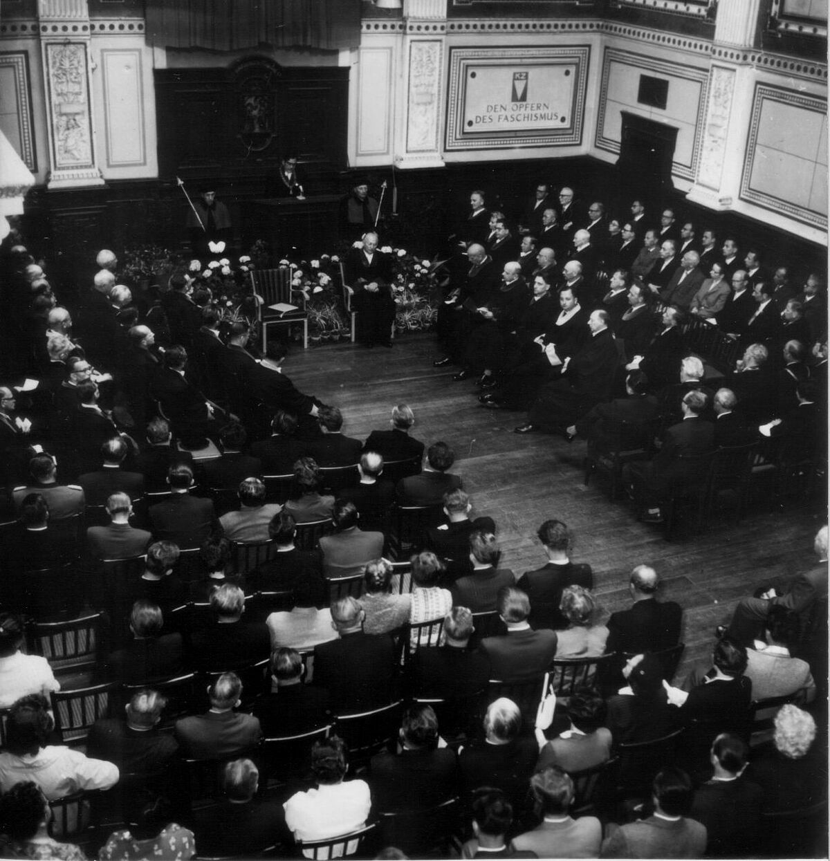 Inauguration 1959. Festveranstaltung zur Rektoratsübergabe von Prof. Ernst Reinmuth an Prof. Rudolf Schick in der Aula im Universitätshauptgebäude (Foto: Hochschul-Film- und Bildstelle Universität Rostock).