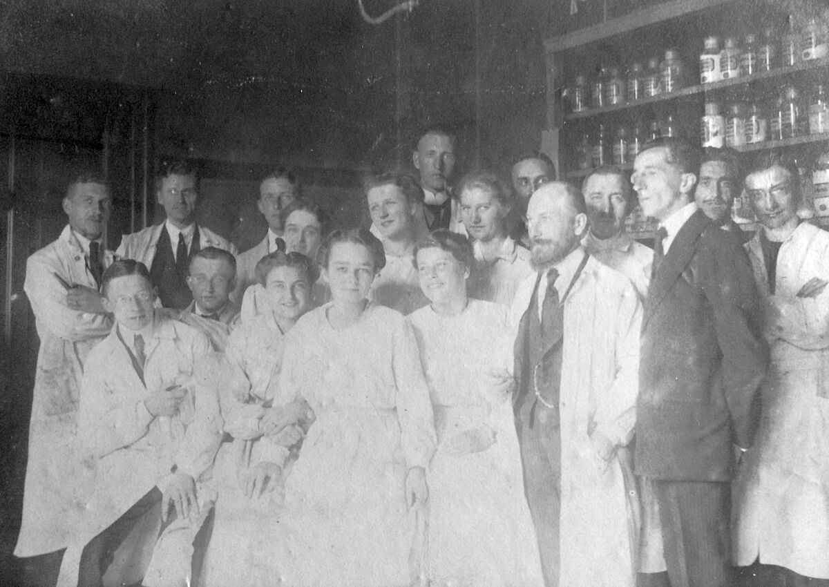 Mathilde Klosmann-Hass (ganz vorn) in einem chemischen Laboratorium Ende der 1910er-Jahre (Foto: Familie Dyck-Klosmann)