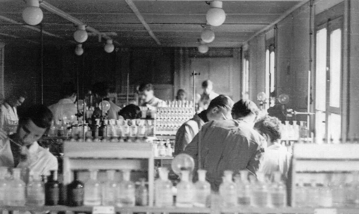 Im chemischen Praktikum Ende der 1950er Jahre (Foto: Sammlung des Instituts für Chemie)
