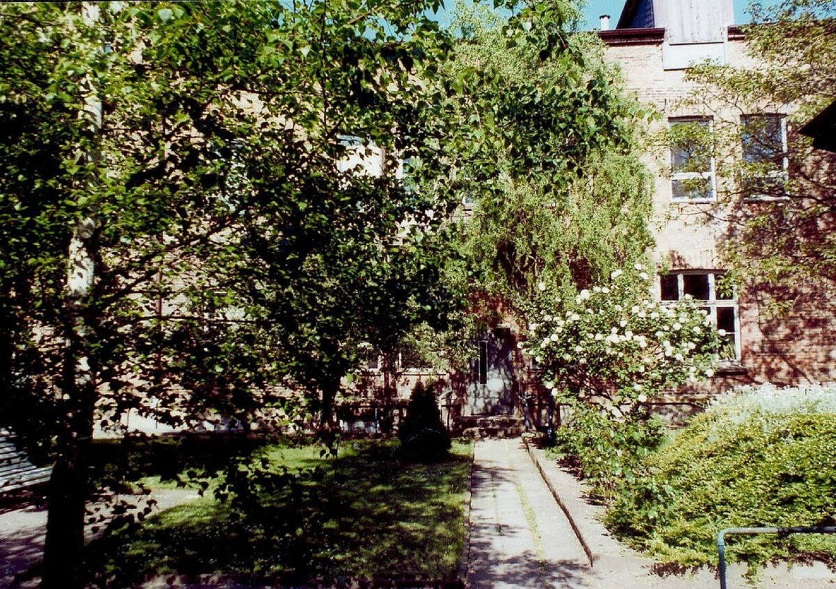 Im Innenhof des Chemischen Instituts in der Buchbinderstraße